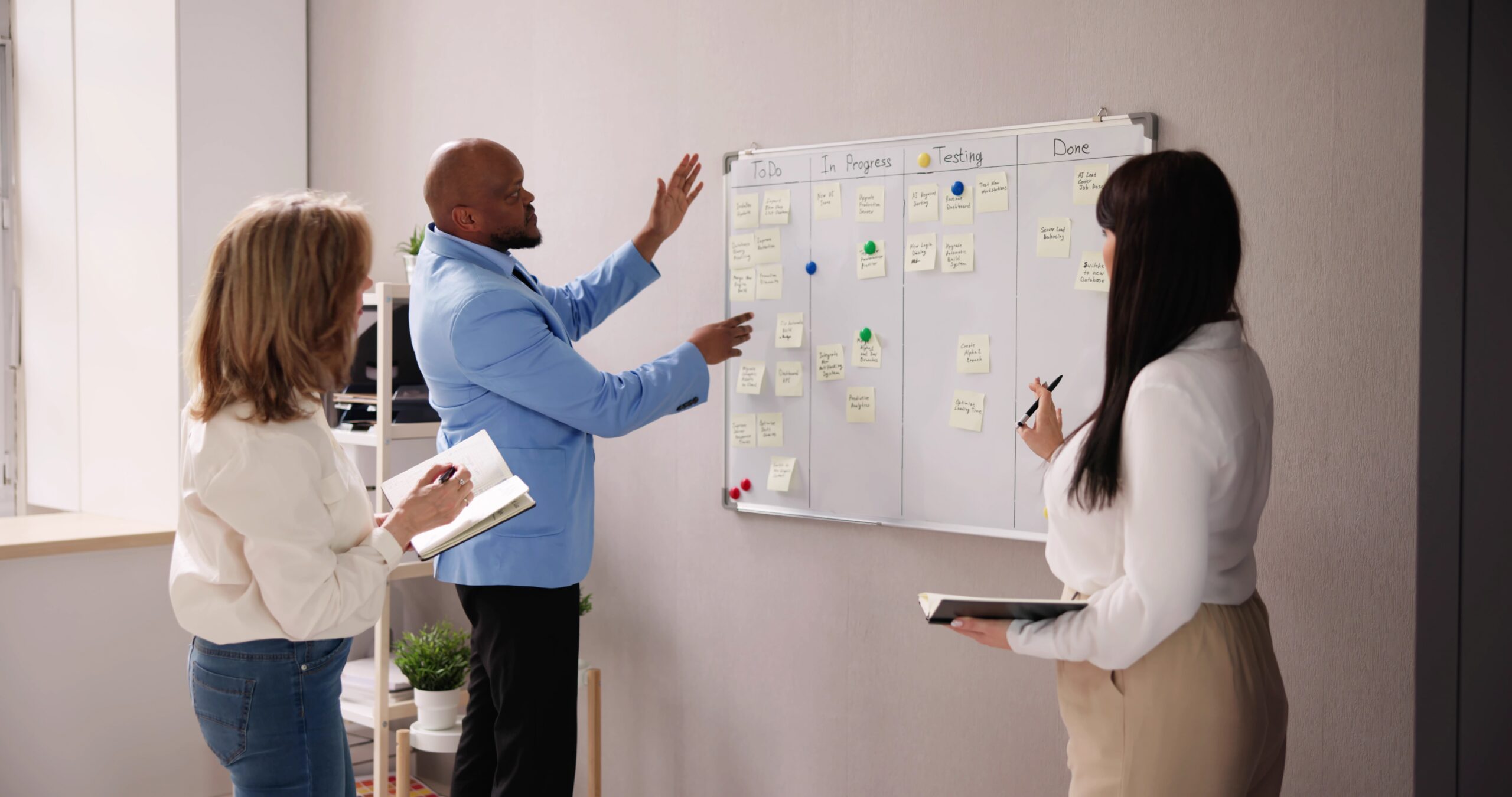 ejecutivos trabajando en un board de kanban